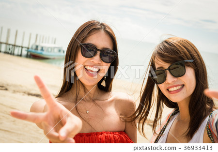在沖繩旅行的婦女 在沖繩旅行的婦女 36933413