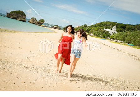 Women traveling in Okinawa 36933439