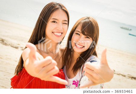 在沖繩旅行的婦女 在沖繩旅行的婦女 36933461