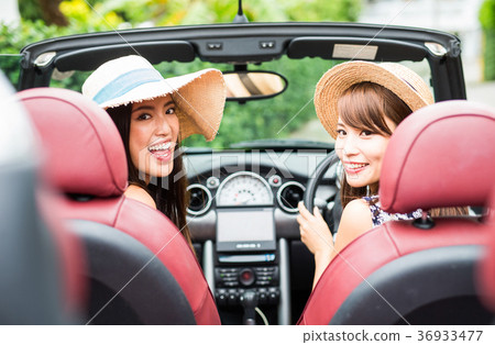 在沖繩旅行的婦女 在沖繩旅行的婦女 36933477