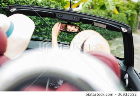 在沖繩旅行的婦女 在沖繩旅行的婦女 36933552