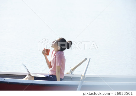 Nomad worker boat 36933561