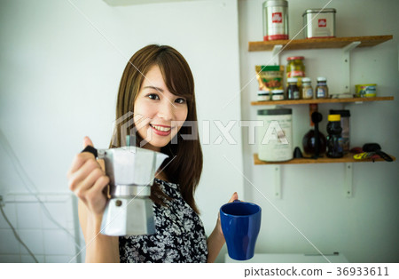 一個女人在廚房裡 一個女人在廚房裡 36933611