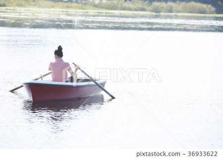 一個獨自旅行的女人 一個獨自旅行的女人 36933622