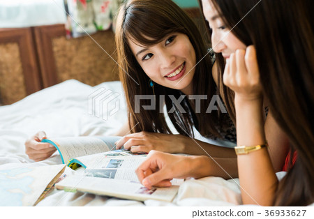 A woman preparing for a trip 36933627