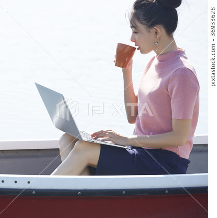 Nomad worker boat 36933628