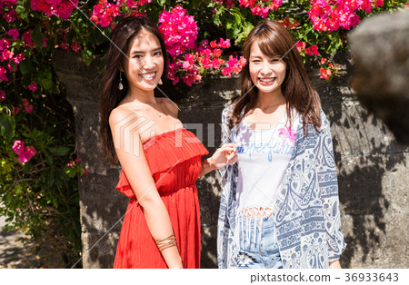 在沖繩旅行的婦女 在沖繩旅行的婦女 36933643