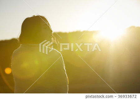 Wandering women Wandering women 36933672