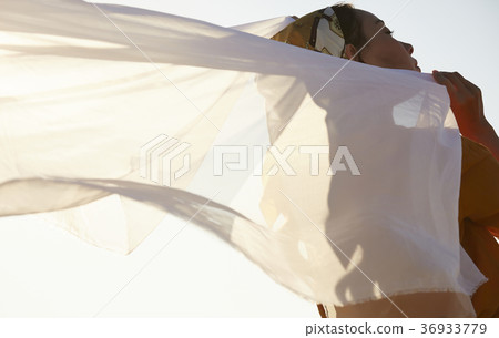 Wandering women Wandering women 36933779