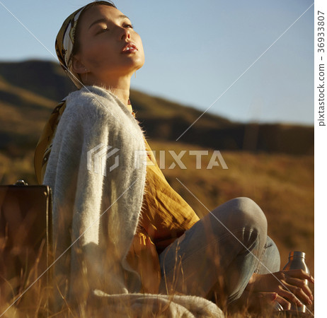 Wandering women Wandering women 36933807