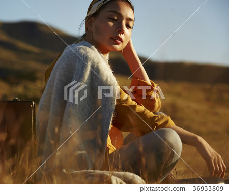Wandering women Wandering women 36933809