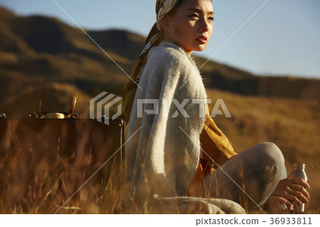 Wandering women Wandering women 36933811