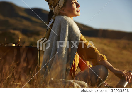 Wandering women Wandering women 36933838