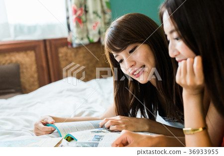 一個女人為旅行做準備 36933955