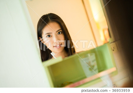 woman brushing teeth 36933959