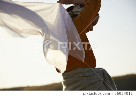 Wandering women Wandering women 36934012
