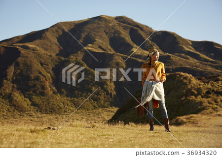 Wandering women Wandering women 36934320