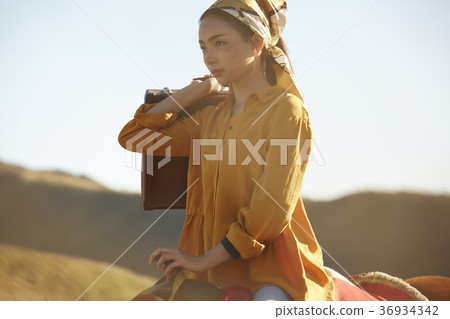 Wandering women 36934342