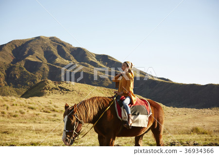 Wandering women Wandering women 36934366