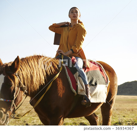 Wandering women Wandering women 36934367
