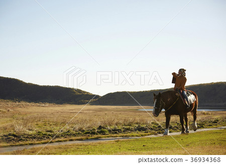 Wandering women Wandering women 36934368