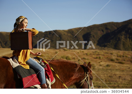 Wandering women 36934544