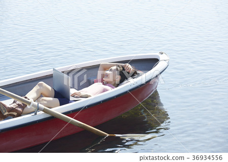 Nomad worker boat 36934556