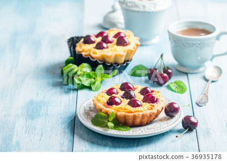 Small tarts with fresh cherries Small tarts with fresh cherries 36935178