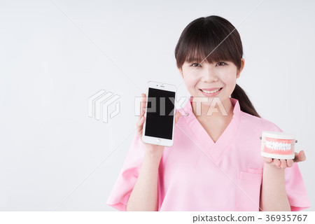 Dental hygienist image 36935767