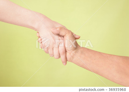 握手的男性和女性手 36935968