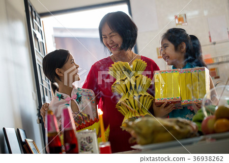 Happy Asian family celebrate Chinese new year 36938262