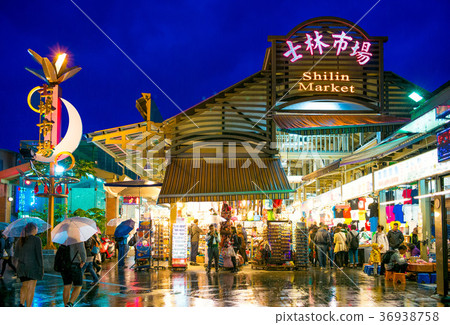 Famous night market in Taipei 36938758