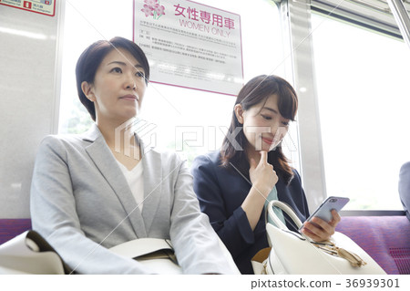 Women-only vehicles Women-only vehicles Commuting image Photography cooperation "Keio Electric Railway Co., Ltd." 36939301