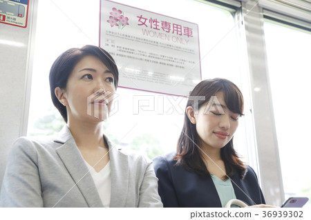 Women-only vehicles Women-only vehicles Commuting image Photography cooperation "Keio Electric Railway Co., Ltd." 36939302