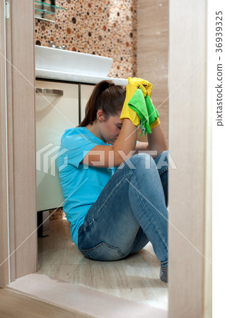 Charming woman doing cleaning 36939325