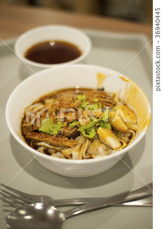 A bowl of delicious braised duck noodle. 36940445