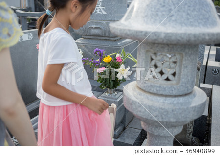 visiting a grave, tomb, bon festival 36940899