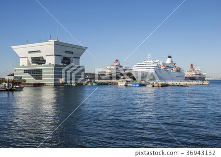 Yokohama Port University Bridge at the end of the year 36943132