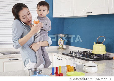 母親,兒子,嬰兒,廚房,韓國 母親,兒子,嬰兒,廚房,韓國 36943505