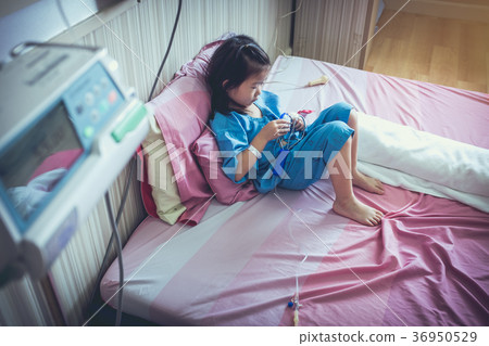 Illness asian child admitted with saline iv drip. Illness asian child admitted with saline iv drip. 36950529