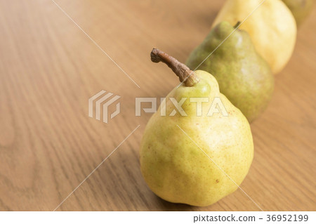 2 types of pear 36952199