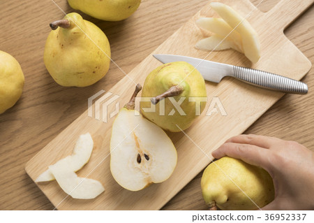 Pear rhleuch 36952337