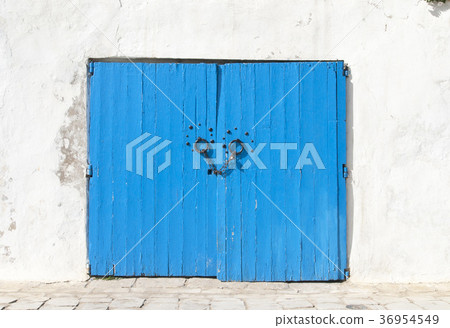 Blue door 36954549
