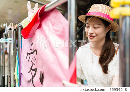 People make their wishes on the lantern 36954948