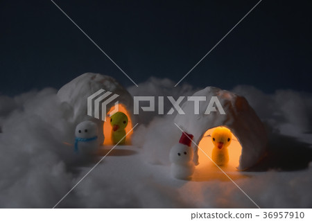 Piyo-chan's play at night with a snowman Piyo-chan's play at night with a snowman 36957910