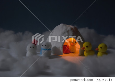 Piyo-chan's play at night with a snowman Piyo-chan's play at night with a snowman 36957913