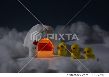 Piyo-chan's play at night with a snowman Piyo-chan's play at night with a snowman 36957916