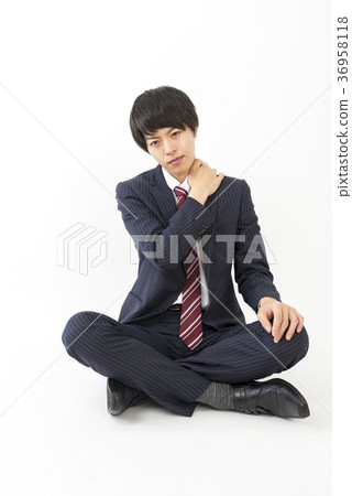拿著肩膀的年輕商人 36958118
