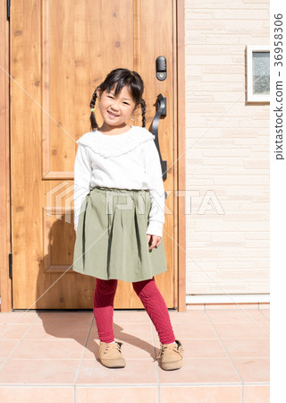 elementary school girl 36958306