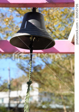 Bell, bell, rattle, bell 36958796